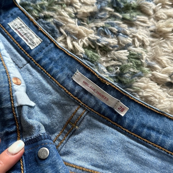 Levi’s Ribcage Short - Picture 4 of 4